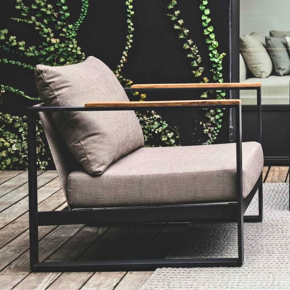371 Garden Lounge Armchair with Teak Armrests and Black Steel Frame - Image 1